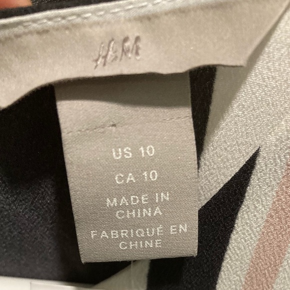 NWT H & M
Size 10
Black/Cream/Yellow & Pink
Bottom part is has pleats - Picture 7 of 7